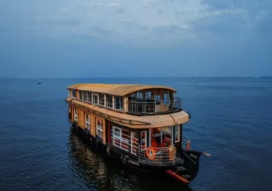 Luxury Houseboats in Alleppey: A Simple Guide to Floating in Style Luxury Houseboats in Alleppey
